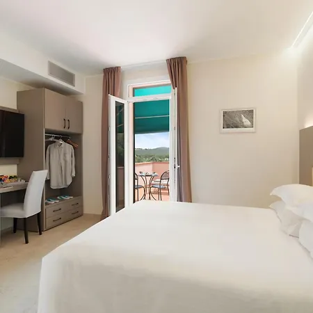 Hotel Domizia 4*