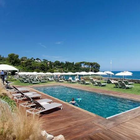 Domizia Hotel 4*