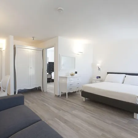 Domizia Hotel 4*