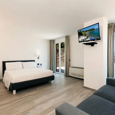 Domizia Hotel 4*