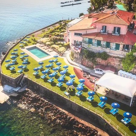 Domizia Hotel 4*