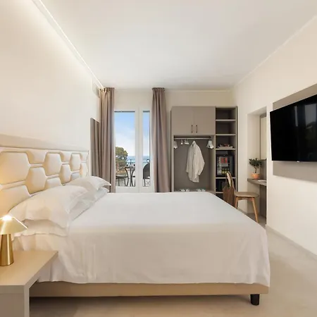 Domizia Hotel 4*