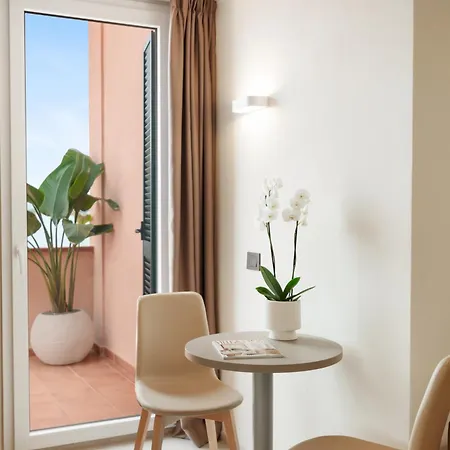 Hotel Domizia 4*